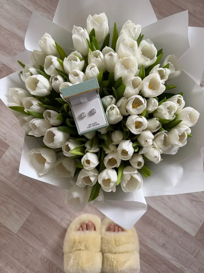 Riesiger Strauß weißer Tulpen in weißem Papier