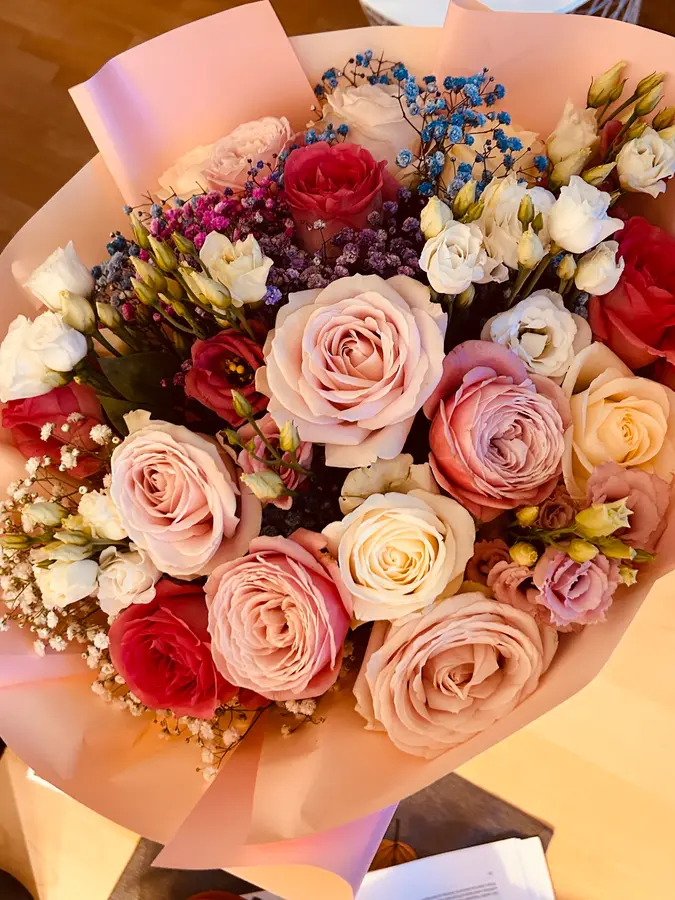 Großer Strauß aus pfirsichfarbenen und weißen Rosen mit Lisianthus und Schleierkraut