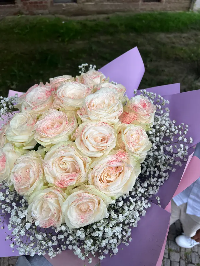 Weiße Rosen mit rosa Glitzer und Schleierkraut in lila Papier