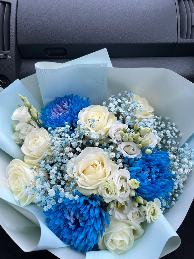 Strauß aus weißen Rosen und blauen Chrysanthemen mit Schleierkraut
